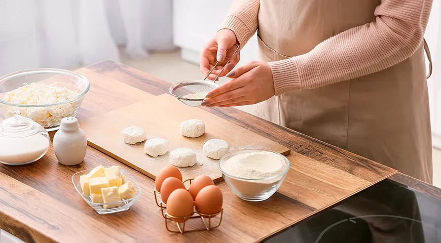 Pentru prăjiturile cu brânză la cuptor, puteți folosi chiar și brânză de vaci cu conținut scăzut de grăsimi sau complet cu conținut scăzut de grăsimi.