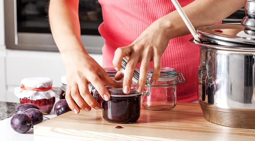 Pentru ca dulceața de prune să fie păstrată pentru o perioadă lungă de timp pentru iarnă, este necesar să sterilizați borcanele și capacele.