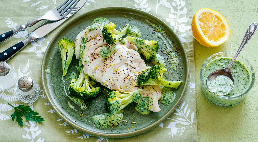 Piept de pui la abur cu broccoli si sos verde