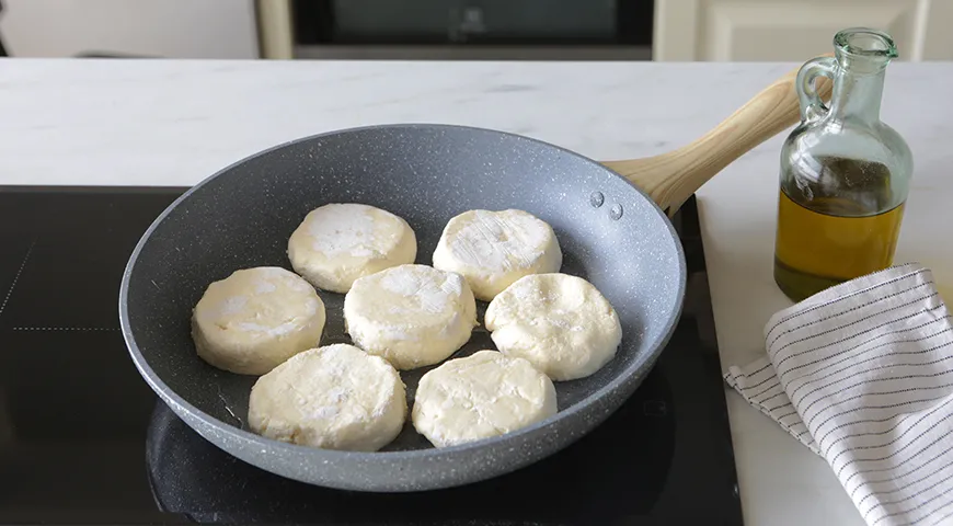 Gătirea cheesecake-urilor congelate într-o tigaie