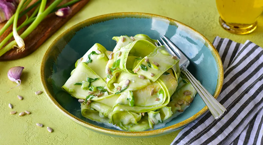 Salată de dovlecei tineri cu usturoi și ceapă verde