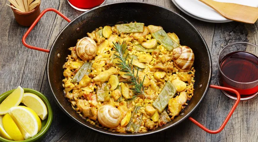 Pentru paella clasică valenciană veți avea nevoie de melci, pui și carne de iepure