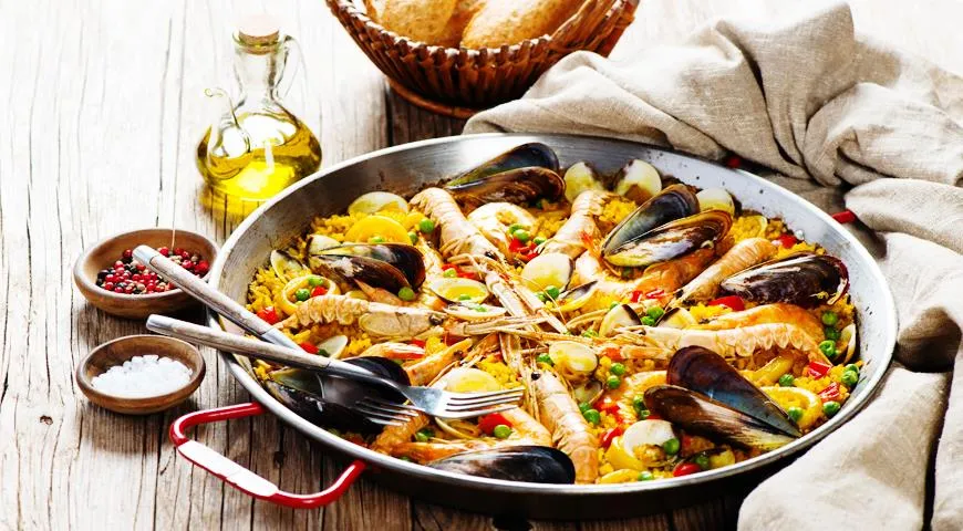 În cea mai populară versiune, la paella cu fructe de mare se adaugă creveți, calamar, langosti și scoici în coajă.