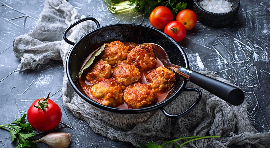 Copiilor le place foarte mult sosul pe baza de pasta de rosii de casa cu cotlet.